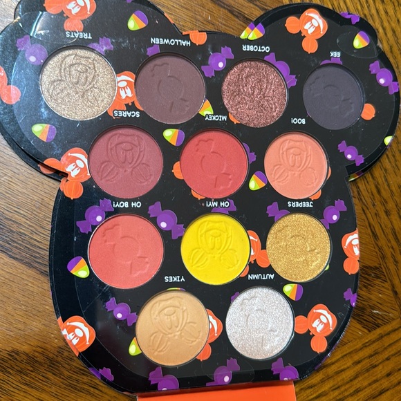 Disney Halloween Mickey Mouse Pumpkin Eyeshadow & Highlighter Palette - Picture 6 of 6